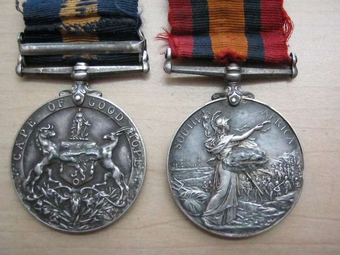 Set of two medals awarder to Pte/Tpe T. Richards.